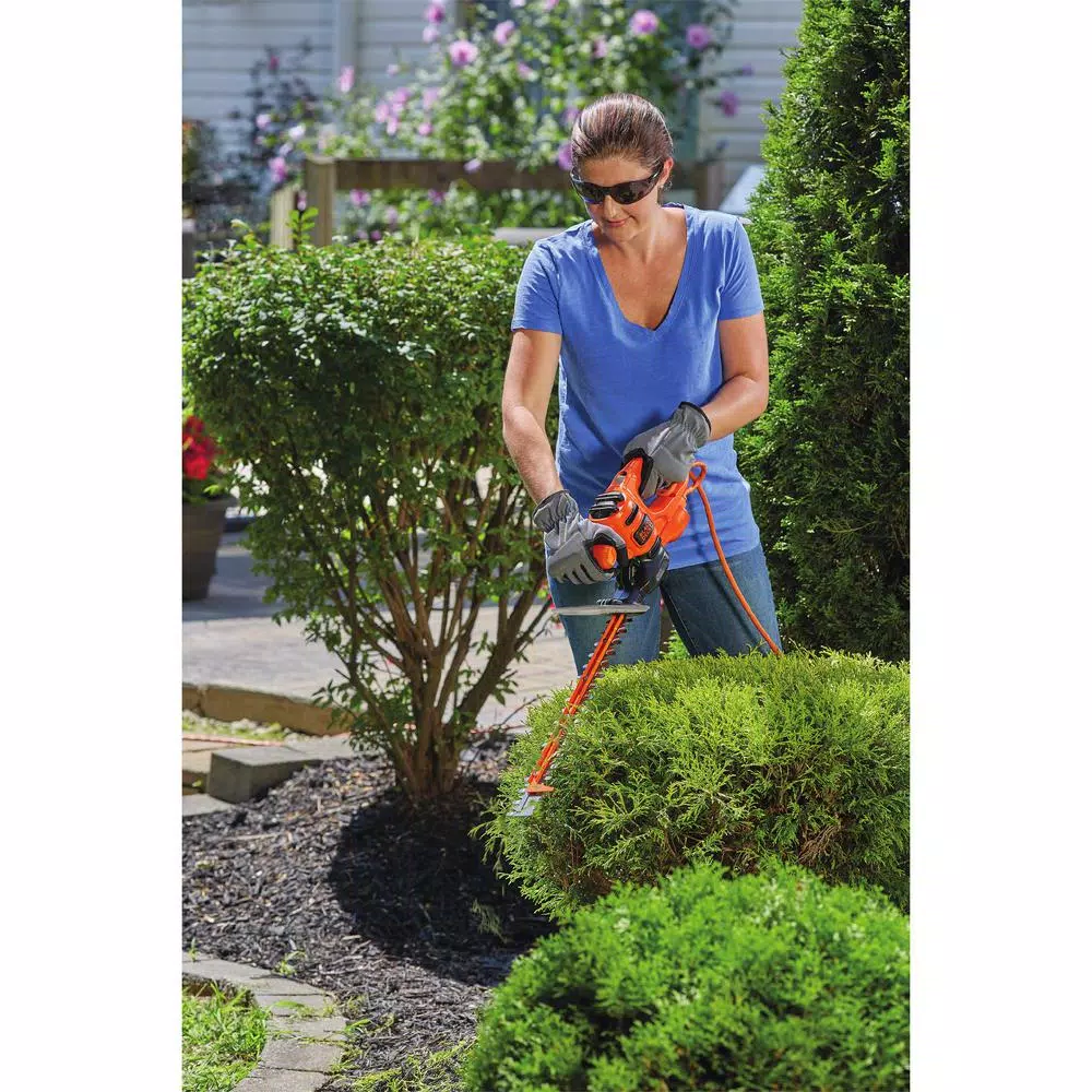 Trimmers BLACK+DECKER 16 In. SAWBLADE 3.0 Amp Corded Electric Hedge Trimmer - Image 6